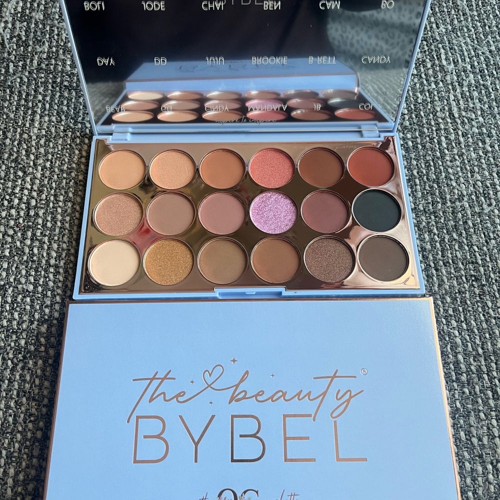 The beauty By BEL og eyeshadow pallet
